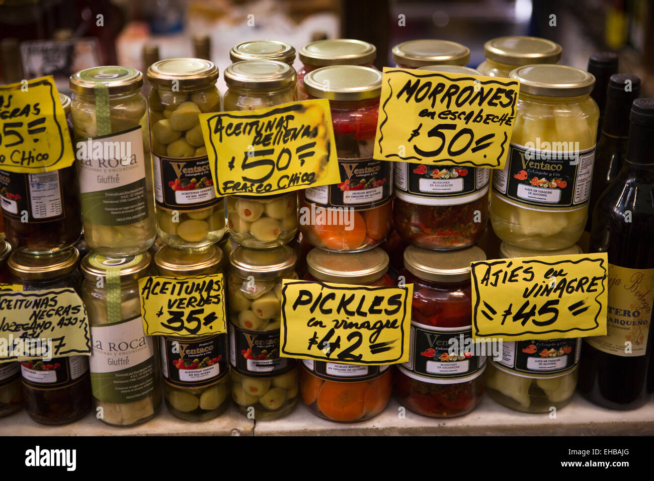 Argentinien, Buenos Aires, San Telmo indoor Gemüsemarkt, Gläser mit Gurken auf dem display Stockfoto