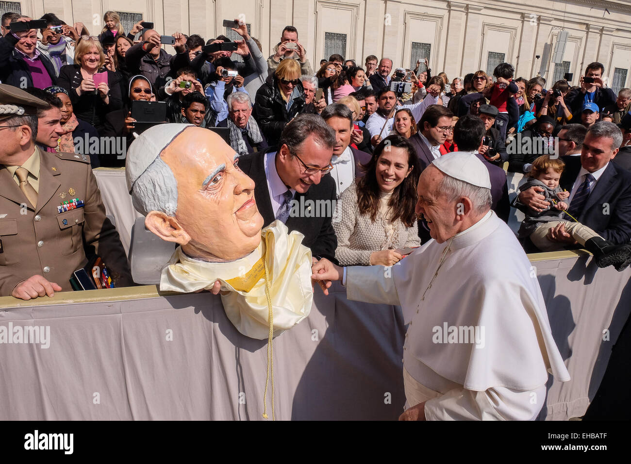 Vatikan-Stadt. 11. März 2015. Papst Francis, Generalaudienz vom 11. März 2015 - A Viareggio Karneval Kopf mit der bestätigten Papst Francis Credit: wirklich Easy Star/Alamy Live News Stockfoto