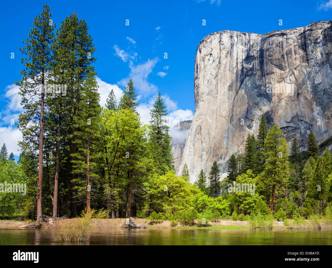 El Capitan mit dem Merced River fließt durch das Yosemite Valley Yosemite Nationalpark Kalifornien Stockfoto