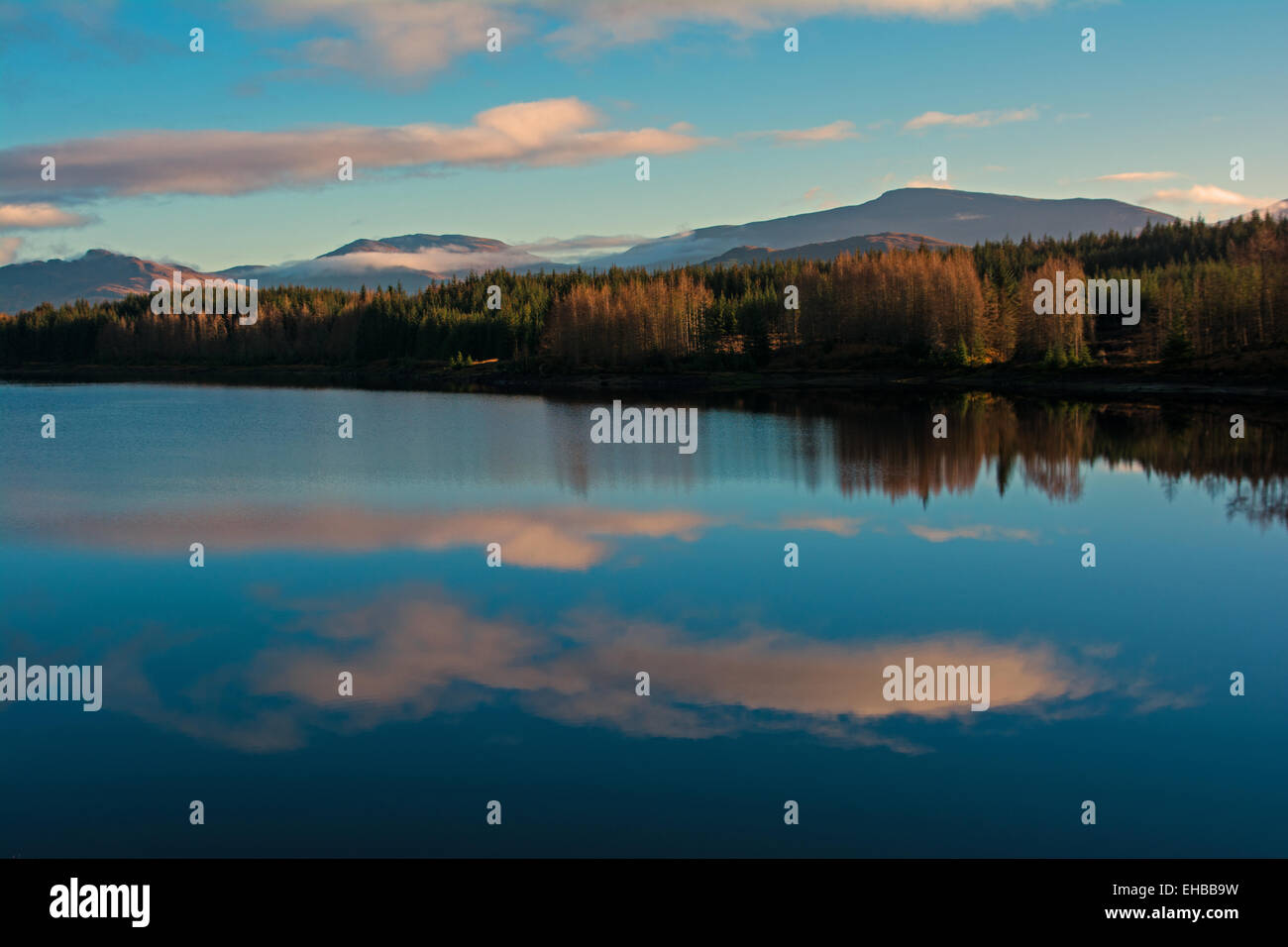 Wolke Reflexionen im Loch Laggan, Schottisches Hochland Stockfoto