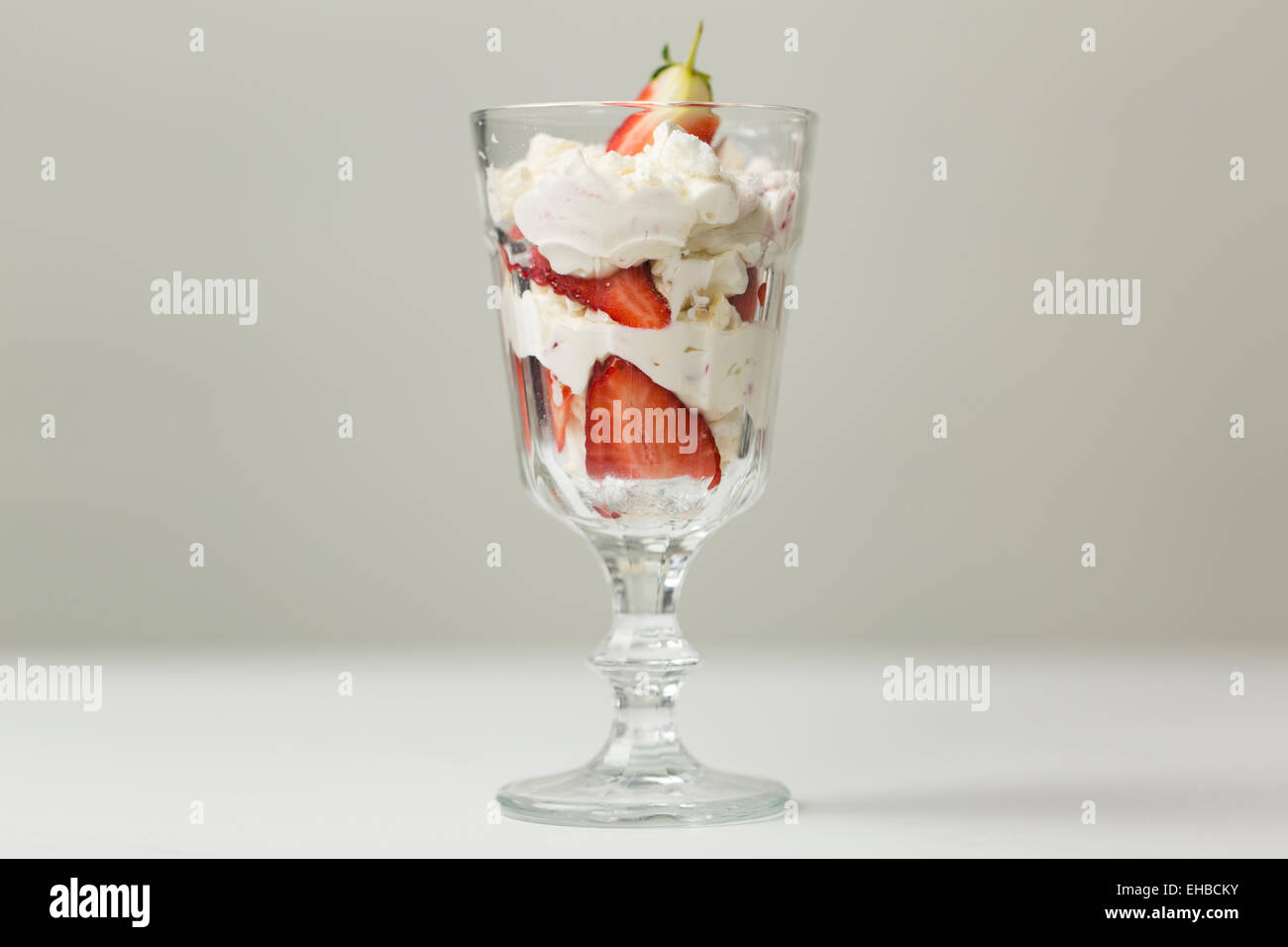 Serie über Eton Chaos, ein traditionelles englisches Dessert aus Erdbeeren, Baiser und Sahne Stockfoto