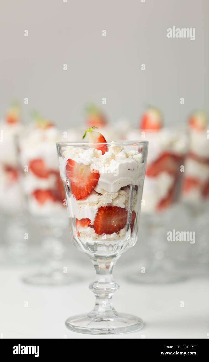 Serie über Eton Chaos, ein traditionelles englisches Dessert aus Erdbeeren, Baiser und Sahne Stockfoto