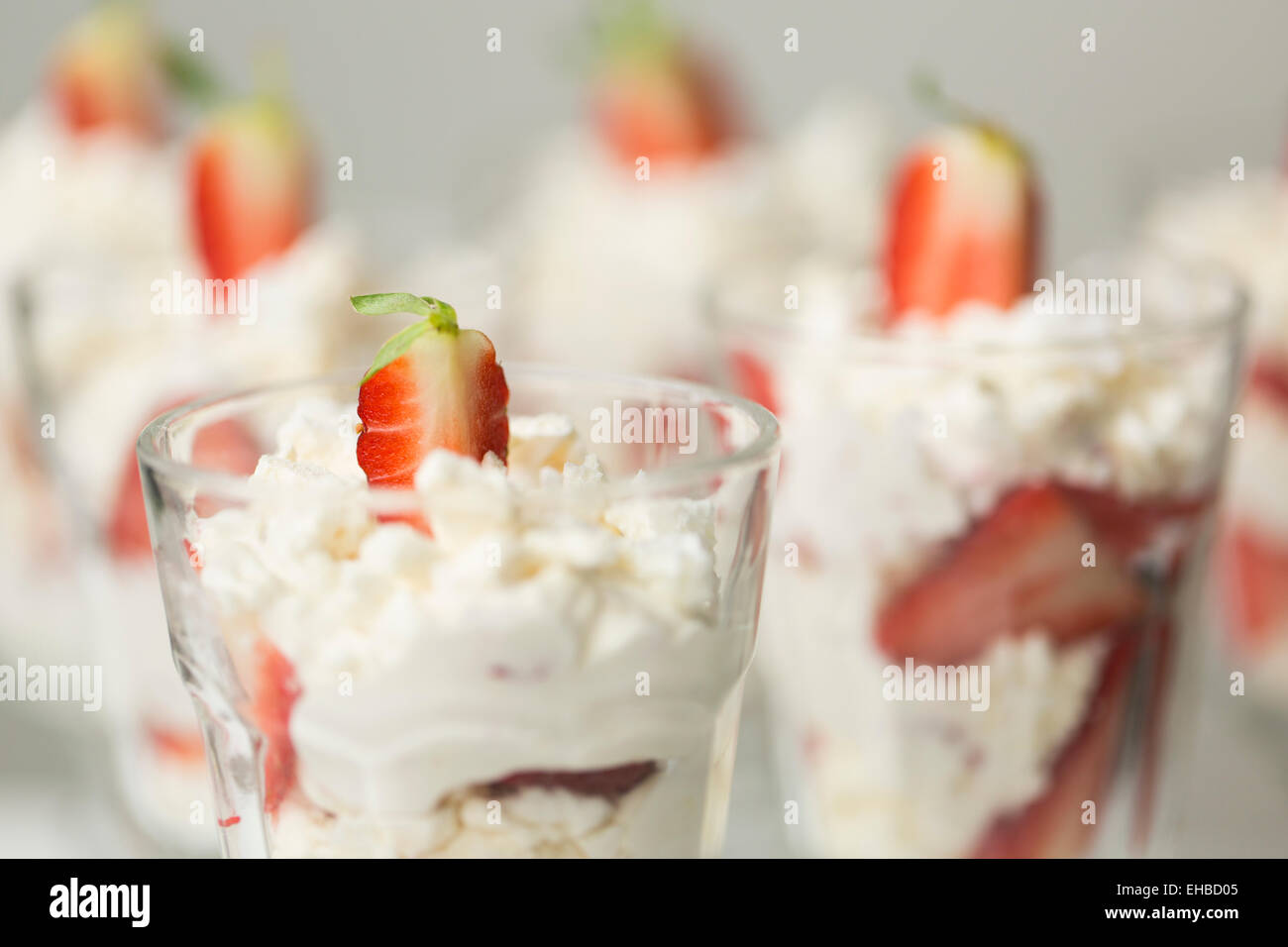 Serie über Eton Chaos, ein traditionelles englisches Dessert aus Erdbeeren, Baiser und Sahne Stockfoto