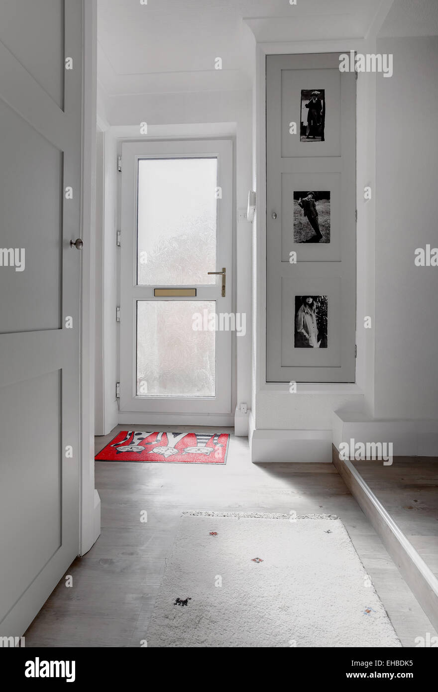 Innerhalb eines Hauses in Großbritannien mit modernem Dekor zeigt eine führende Tür nach außen. Stockfoto