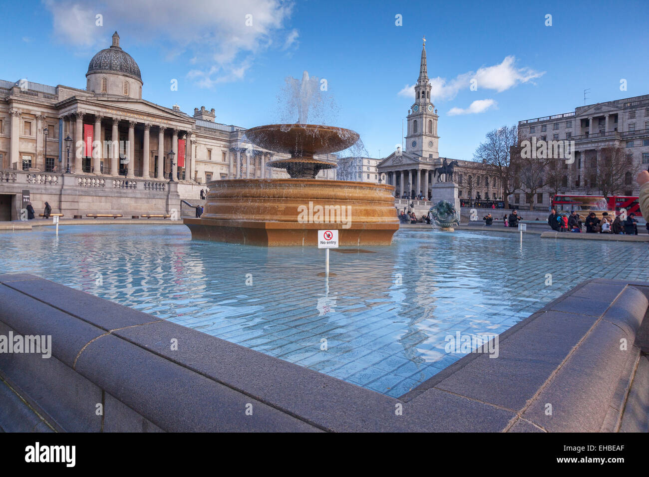 Trafalgar Square, London, No Entry unterzeichnen in Brunnen. Stockfoto