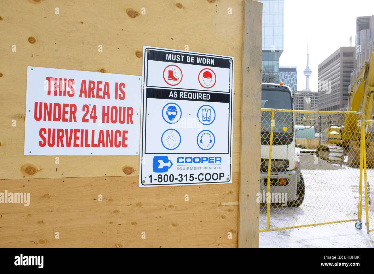 Warnsignale vor einer Baustelle im zentralen Toronto mit dem CN Tower im Hintergrund. Stockfoto