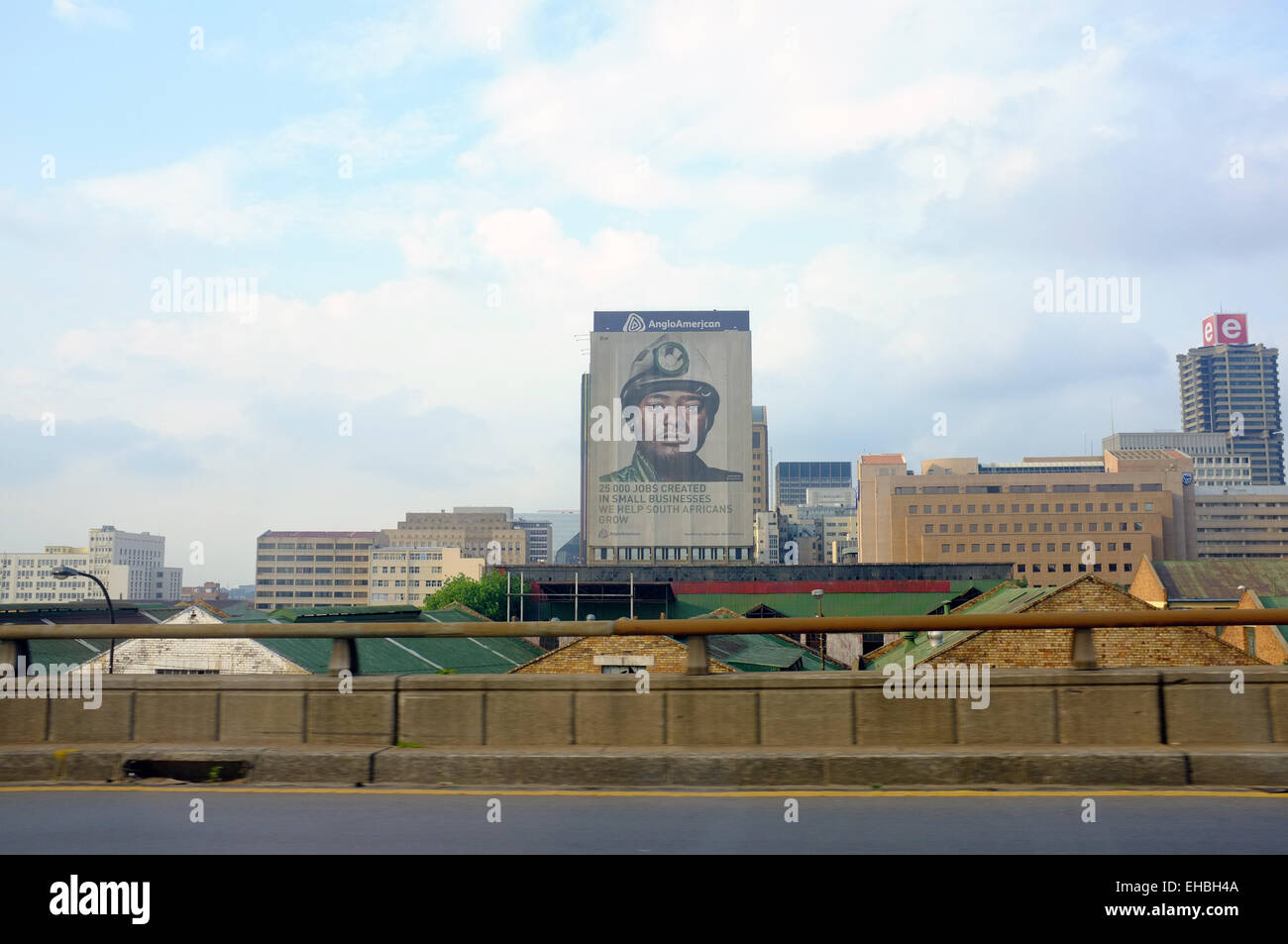 Ein Blick von Johannesburg central Business District von einer nahe gelegenen Straße. Stockfoto