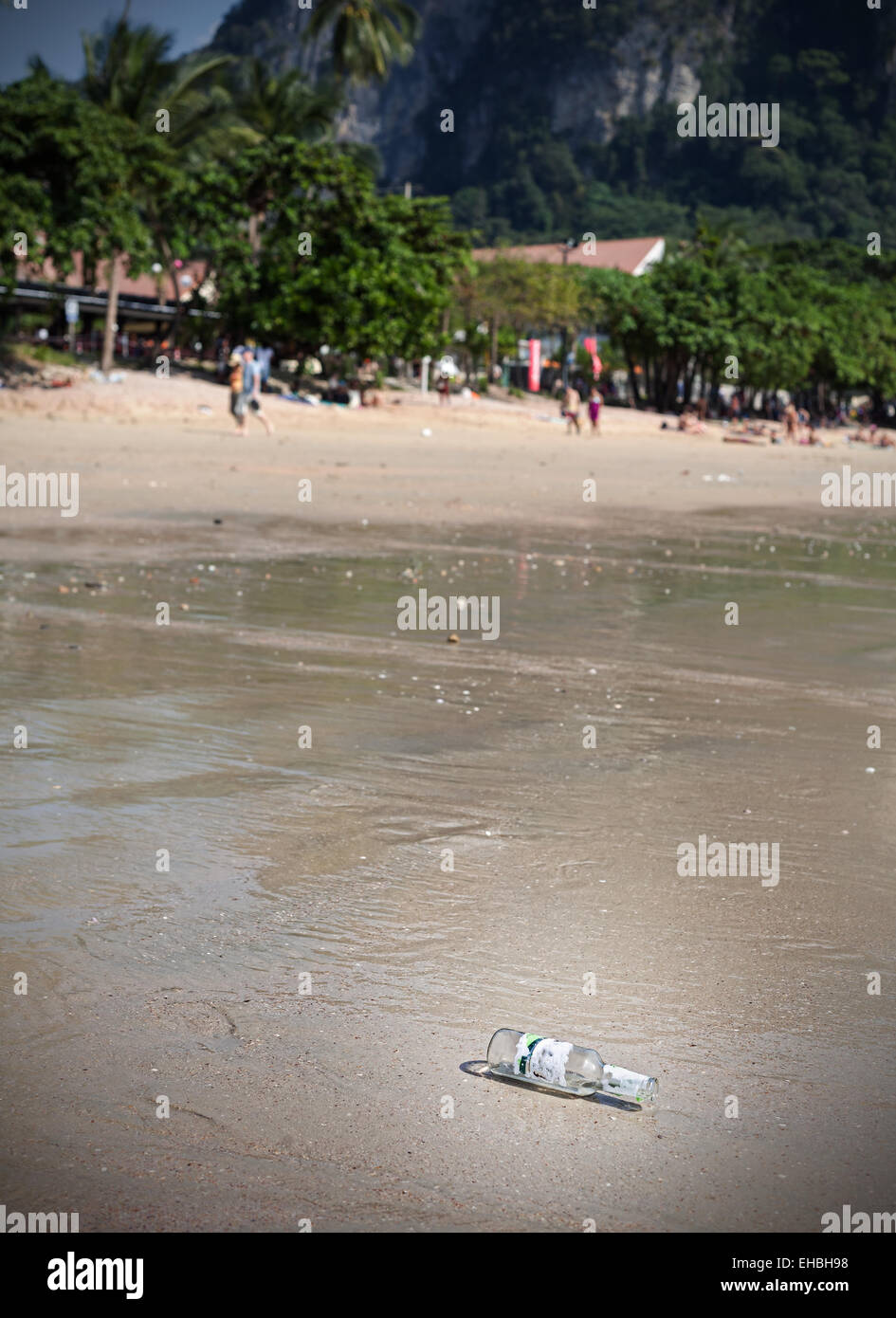 Leere Flasche am Strand, Tourismus und Umwelt Konzept, geringe Schärfentiefe. Stockfoto