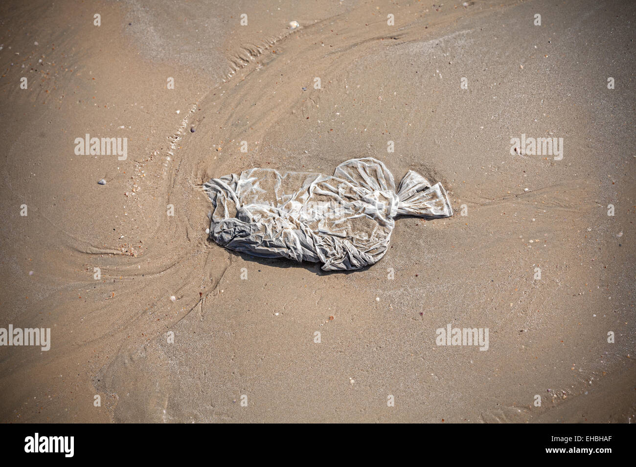 Plastiktüte am Strand, Tourismus und Umwelt Konzept, geringe Schärfentiefe. Stockfoto