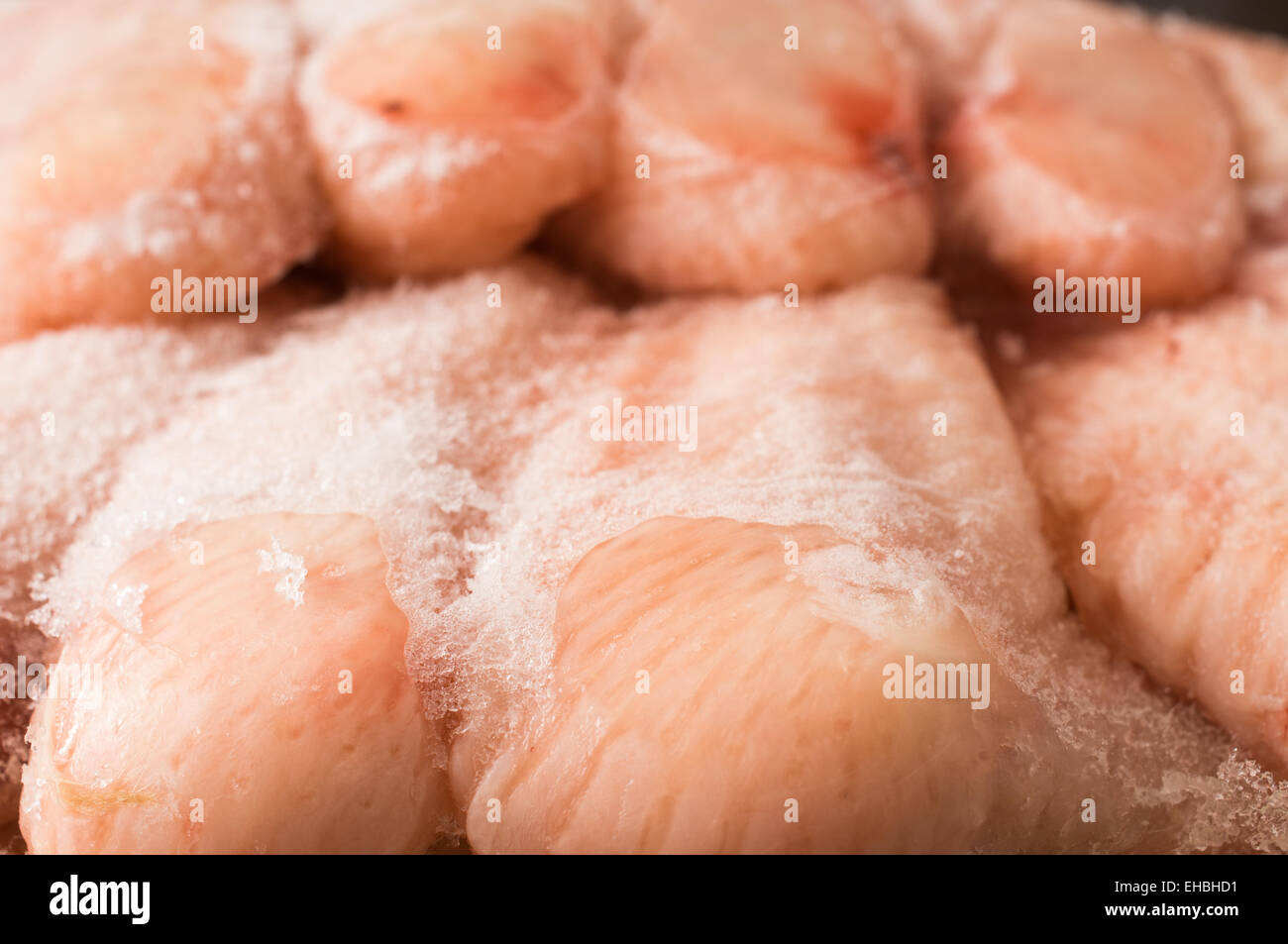 Gefrorene Hähnchenflügel mit Eis bedeckt Stockfoto