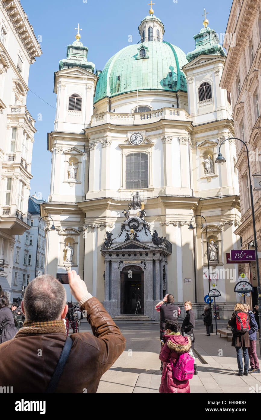 Petersplatz, Vienna. Ein Tourist ein Foto der Kirche St. Peter mit seinem Handy Stockfoto