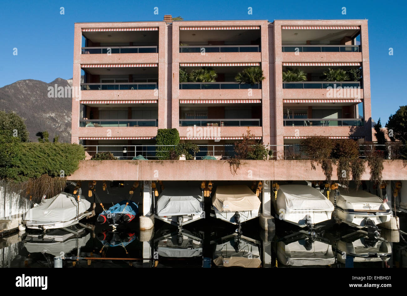 Seeufer-Luxus-Appartements mit eigenem Liegeplatz, Melide, Lago di Lugano, Schweiz Stockfoto