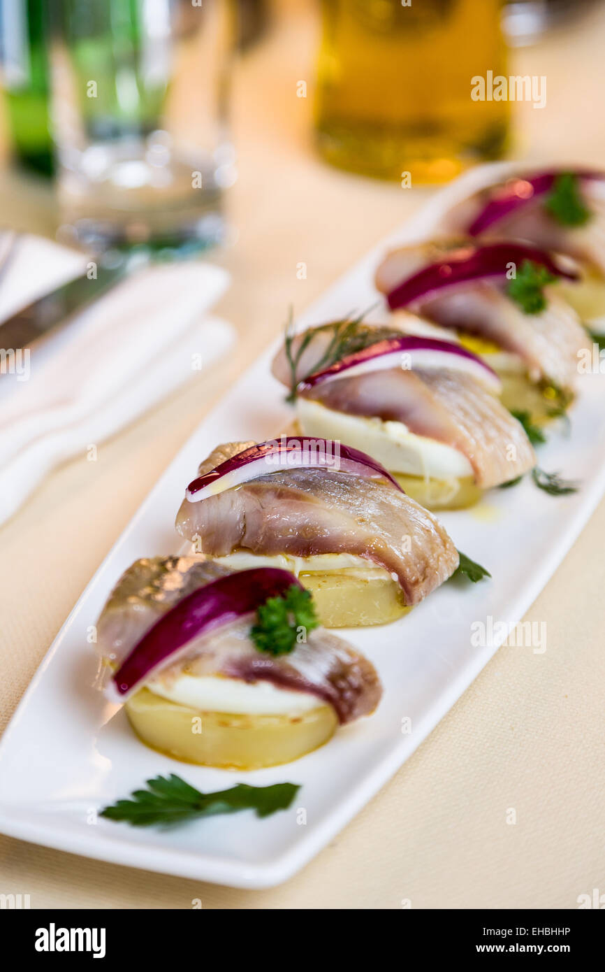 Restourant Servierplatte - Stücke Hering für snack Stockfoto