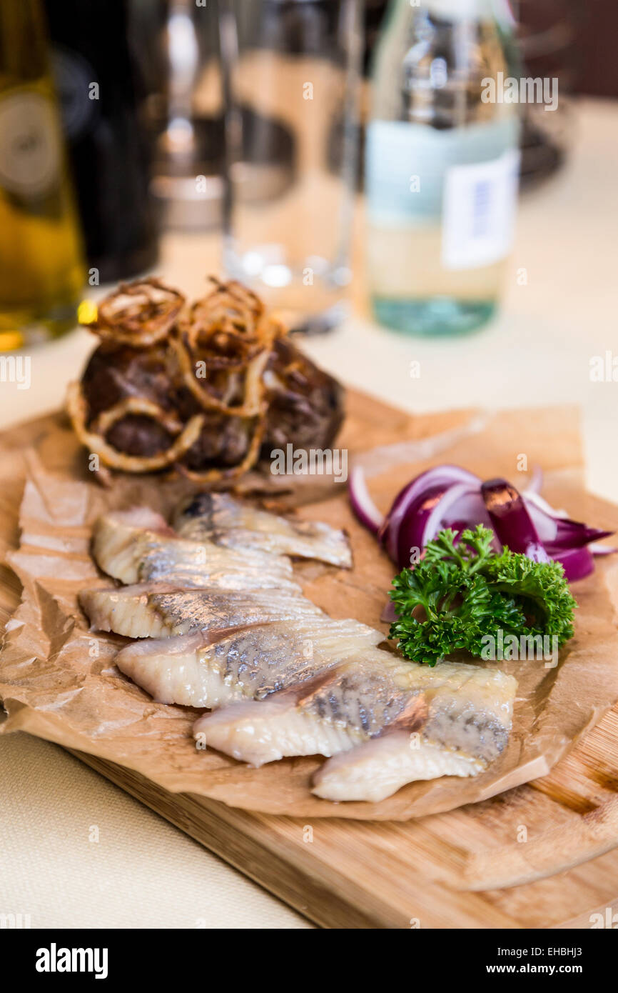 Restourant Servierplatte - Stücke Hering für snack Stockfoto