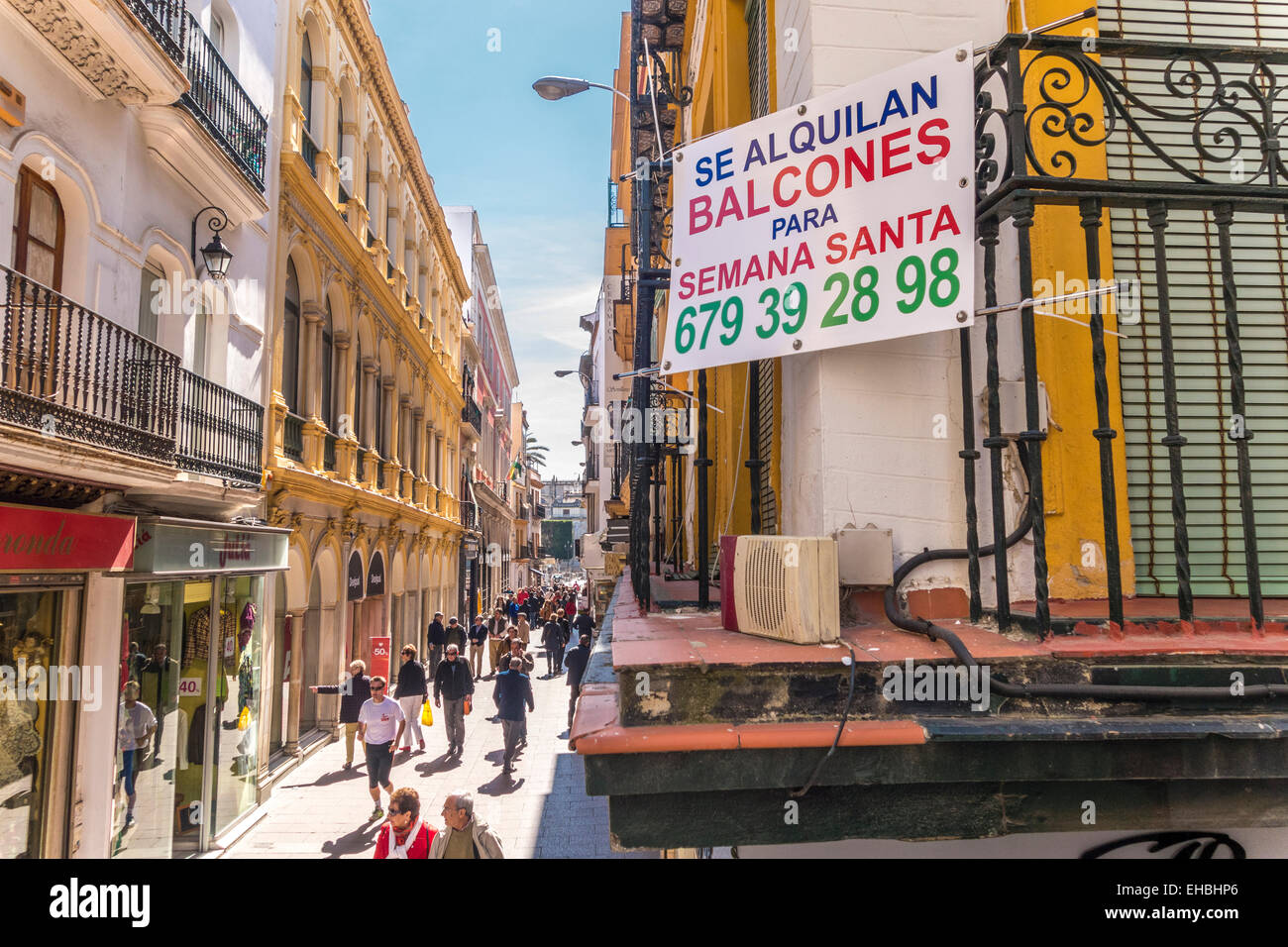 Sevilla Spanien Sevilla. Zeichen-Balkon zu vermieten im Vorfeld der Semana Santa Prozession auf der Haupteinkaufsstraße Calle Sierpes. Stockfoto Sevilla Spanien Sevilla. Zeichen-Balkon zu vermieten im Vorfeld der Semana Santa Prozession auf der Haupteinkaufsstraße Calle Sierpes. Stockfoto
