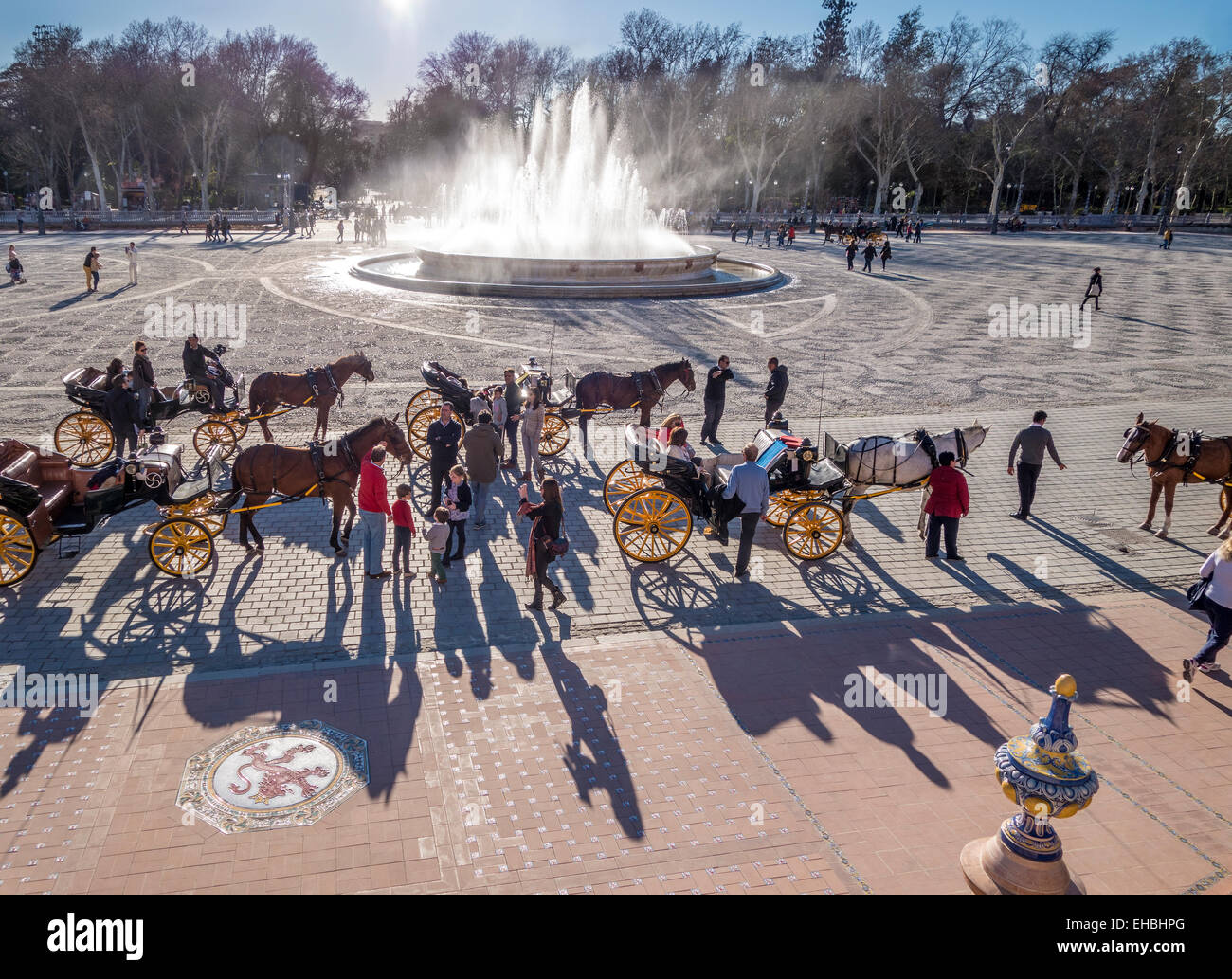 Plaza de Espana, Sevilla, Sevilla, Brunnen mit Pferdekutschen, Touristen touristische Kutsche fahren im Parque de Maria Luisa Park Stockfoto