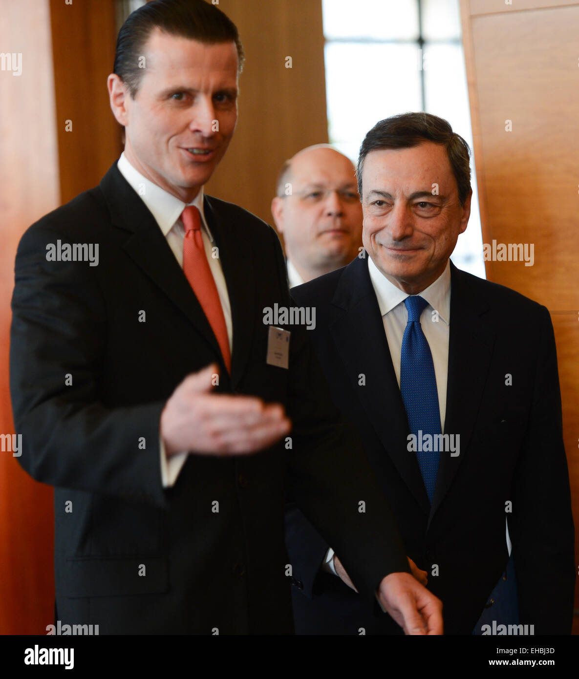 Frankfurt am Main, Deutschland. 11. März 2015. Der Präsident der Europäischen Zentralbank (EZB), Mario Draghi (r) und Professor für europäische Makroökonomik Guenter W. Beck kommen für die Konferenz "Die EZB und ihre Beobachter" an der Universität in Frankfurt am Main, 11. März 2015. Das Center for Financial Studies veranstaltet Konferenz zum 16. Mal. Foto: Foto: Arne Dedert/Dpa/Alamy Live News Stockfoto