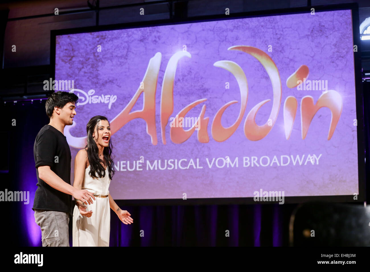 Hamburg, Deutschland. 11. März 2015. Sänger Salvador Wolff und Myrthes Monteiro singen beim letzten Casting Runde für die Hauptfiguren in den musikalischen "Aladdin" in Hamburg, Deutschland, 11. März 2015. 50 Sänger und Tänzer aus über 1500 Bewerbern schaffte es auf die letzten Runden. Das Musical Premiere im Stage Theater "Neue Flora" in Hamburg im Dezember. Bildnachweis: Dpa picture Alliance/Alamy Live News Stockfoto