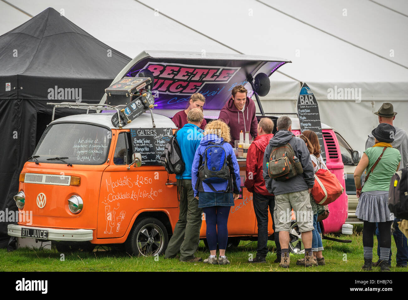 Einem umgebauten VW-Wohnmobil "Beetle Juice" serviert Cocktails und alkoholfreien Cocktails ohne Alkohol auf einem Musikfestival. Stockfoto