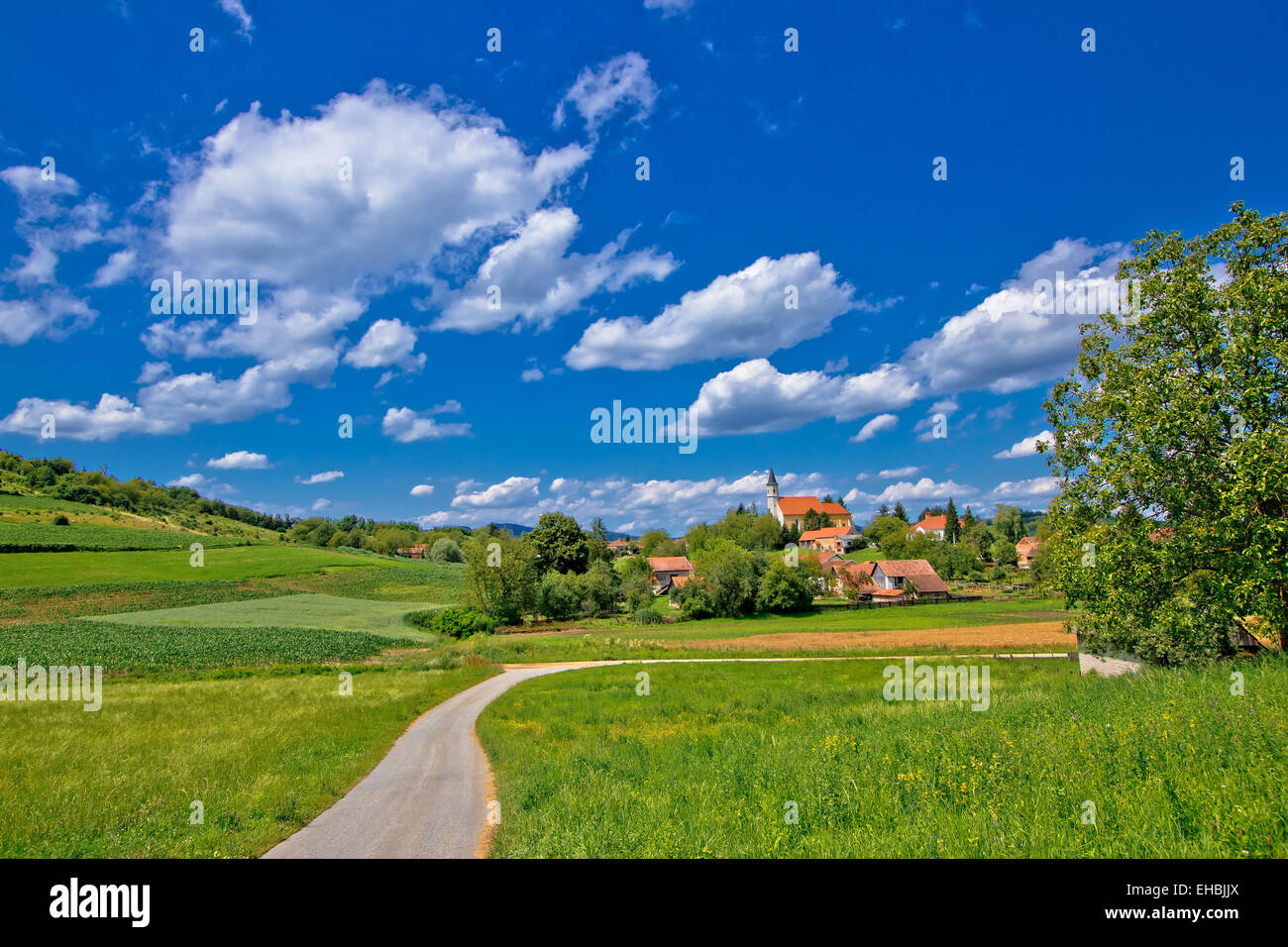 Idyllischen Dorf in der grünen Natur Stockfoto