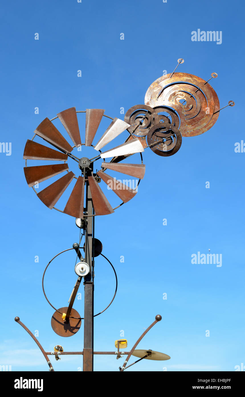 Mechanische oder metallischen Windmühle Skulptur oder Blasinstrument Installation Skulptur Stockfoto