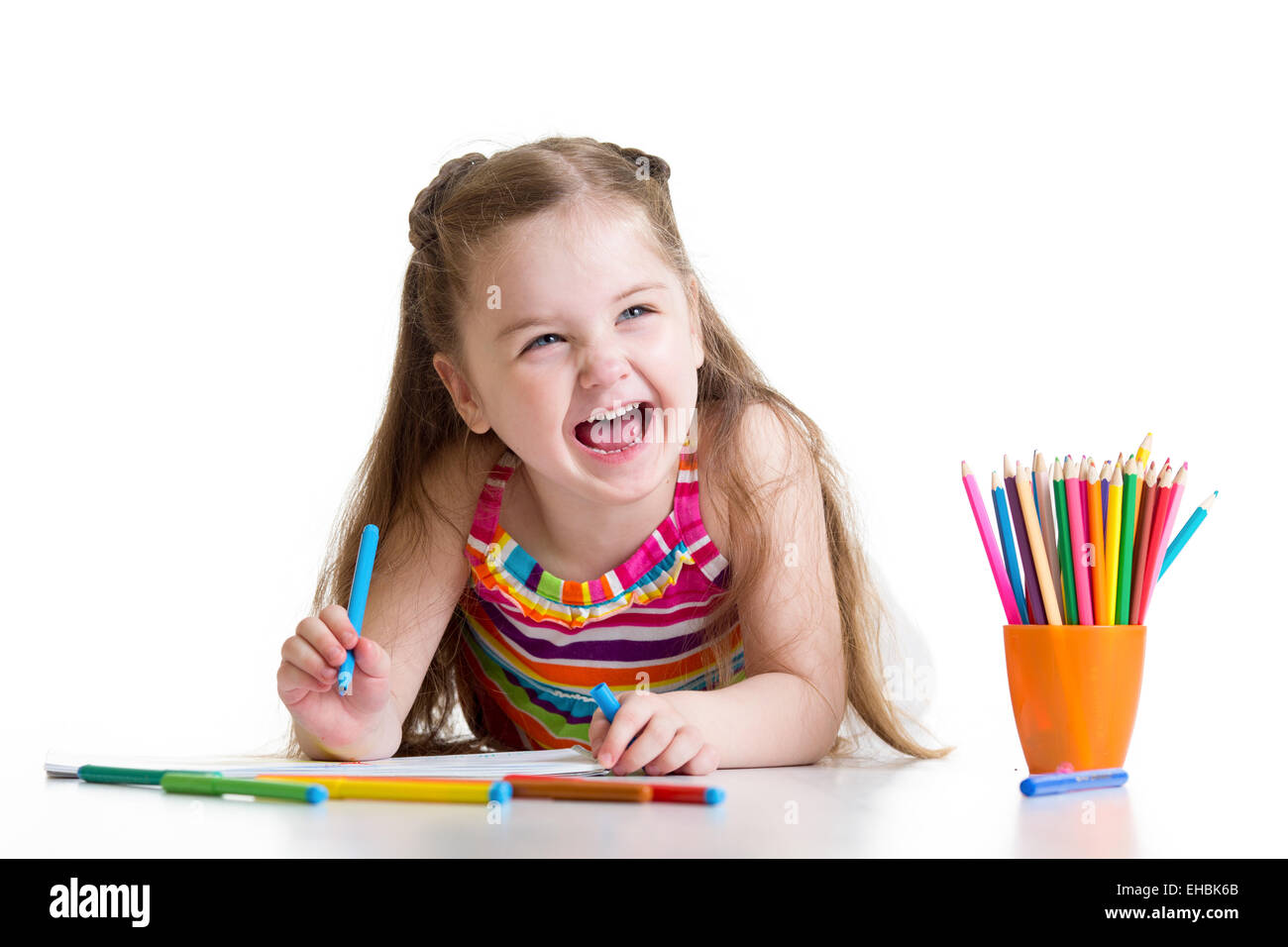 Fröhliches Kind Mädchen zeichnen mit Bleistiften in der Vorschule Stockfoto