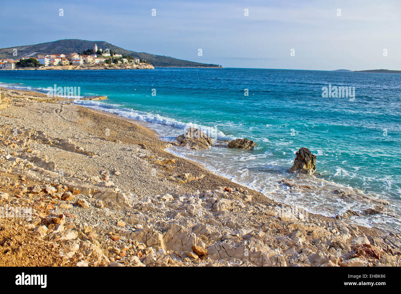 Idyllischen Strand und Stadt Primosten Stockfoto