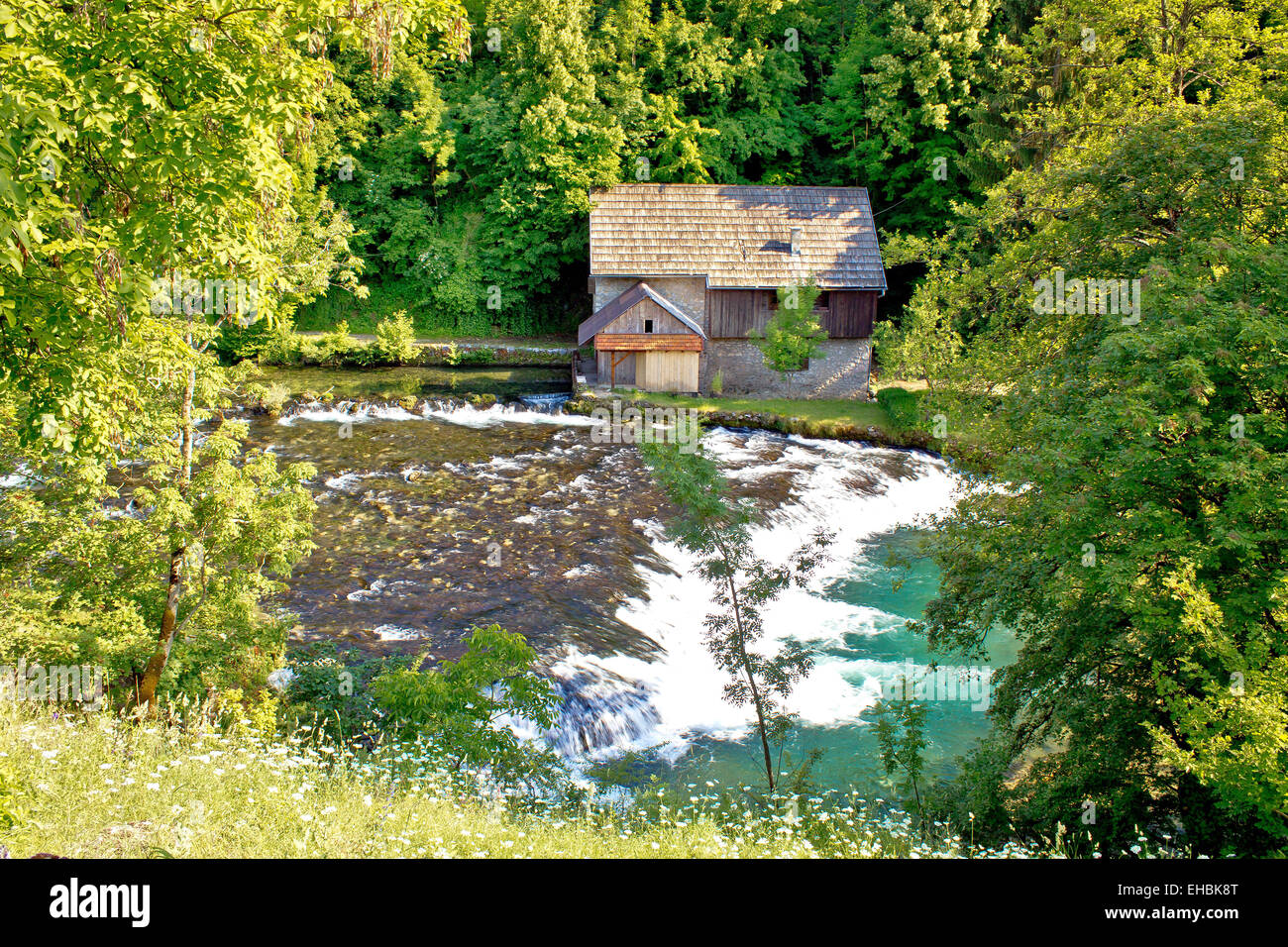 Alte hölzerne Mühle am Slunjcica river Stockfoto