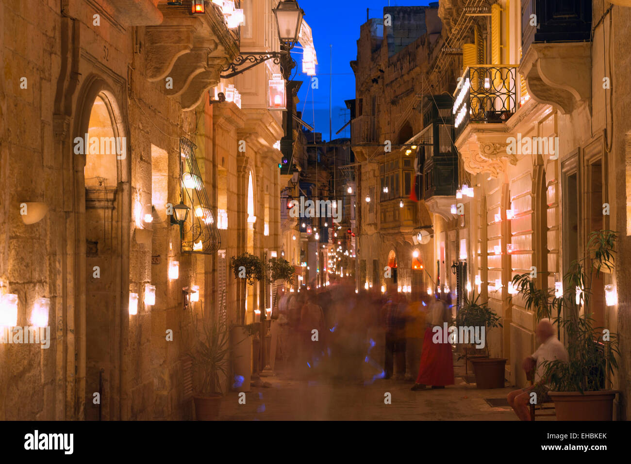 Mittelmeer Europa, Malta, The Three Cities, Vittoriosa (Birgu), Kerzen beleuchteten Straße während der Birgufest Stockfoto