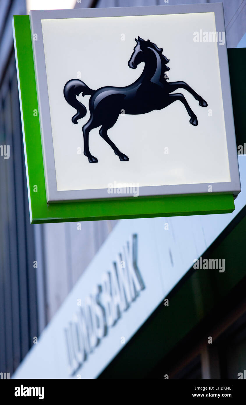 Business, Finance, Banking, Lloyds schwarzen Pferd Zeichen und Logo auf einer Hauptstraße Bankgebäude. Stockfoto