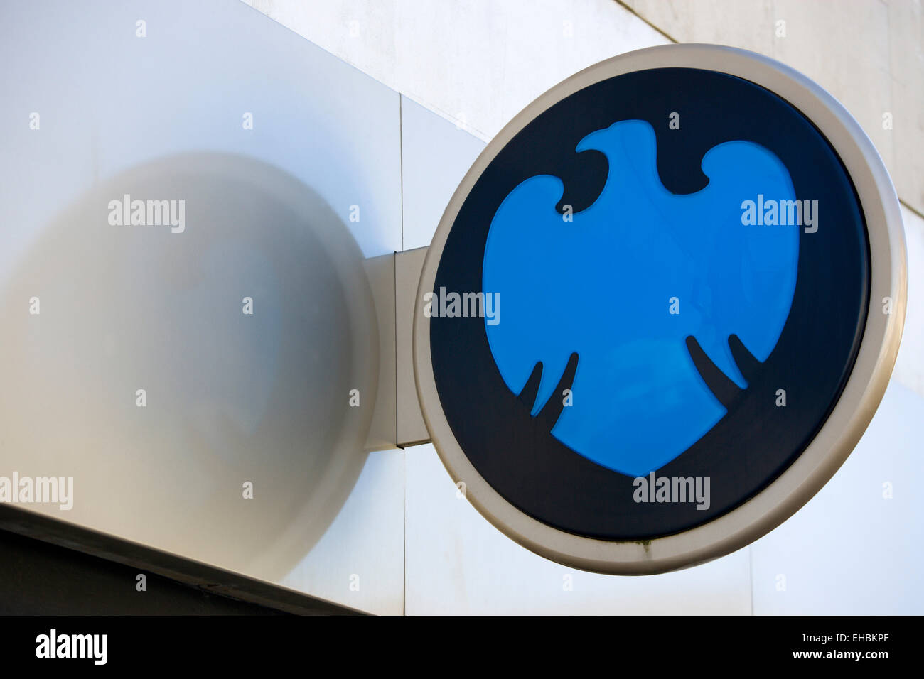 Business Finance Banking Barclays Blaue Adler Zeichen Und Logo Auf Einer Hauptstrasse Bankgebaude Stockfotografie Alamy