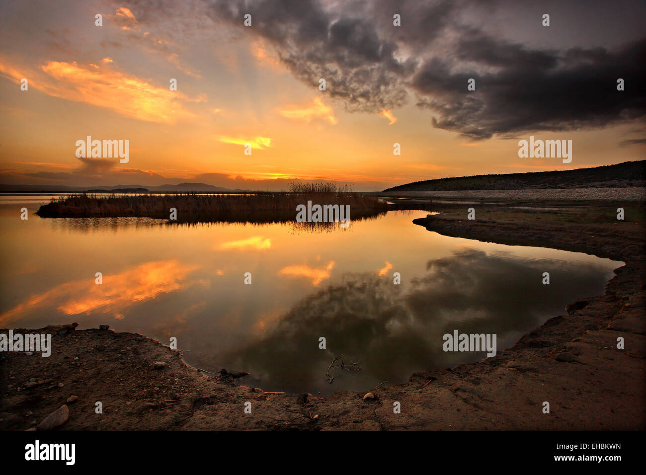 Sonnenuntergang in Karla See, Magnessia - Larissa, Thessalien, Griechenland. Stockfoto