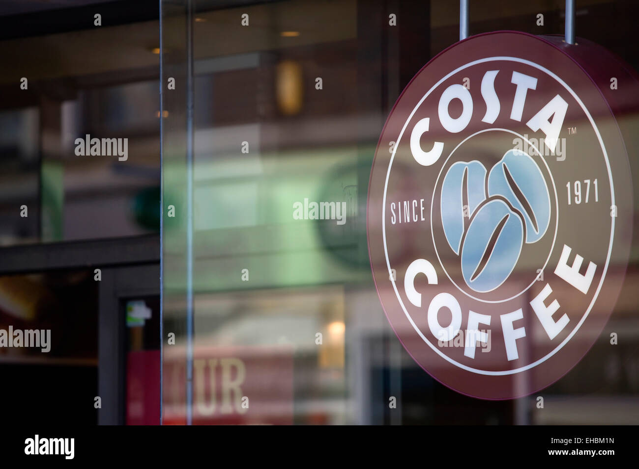 Business, Food & trinken, Catering, Costa Coffee shop Zeichen im Fenster ein High-Street-Outlet. Stockfoto