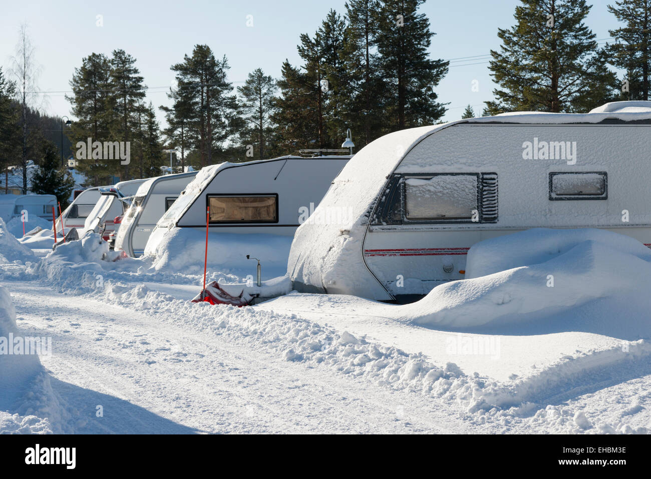 Wohnwagen auf einem Campingplatz mit Schnee in Levi Lapland Finnland bedeckt. Winter-Caravaning im Schnee. Stockfoto