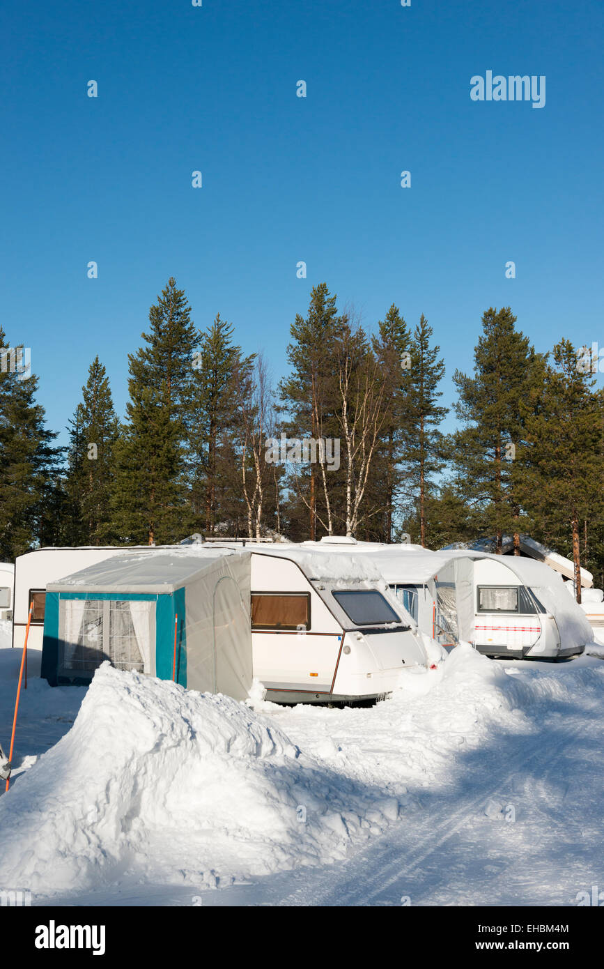 Wohnwagen auf einem Campingplatz mit Schnee in Levi Lapland Finnland bedeckt. Winter-Caravaning im Schnee. Stockfoto