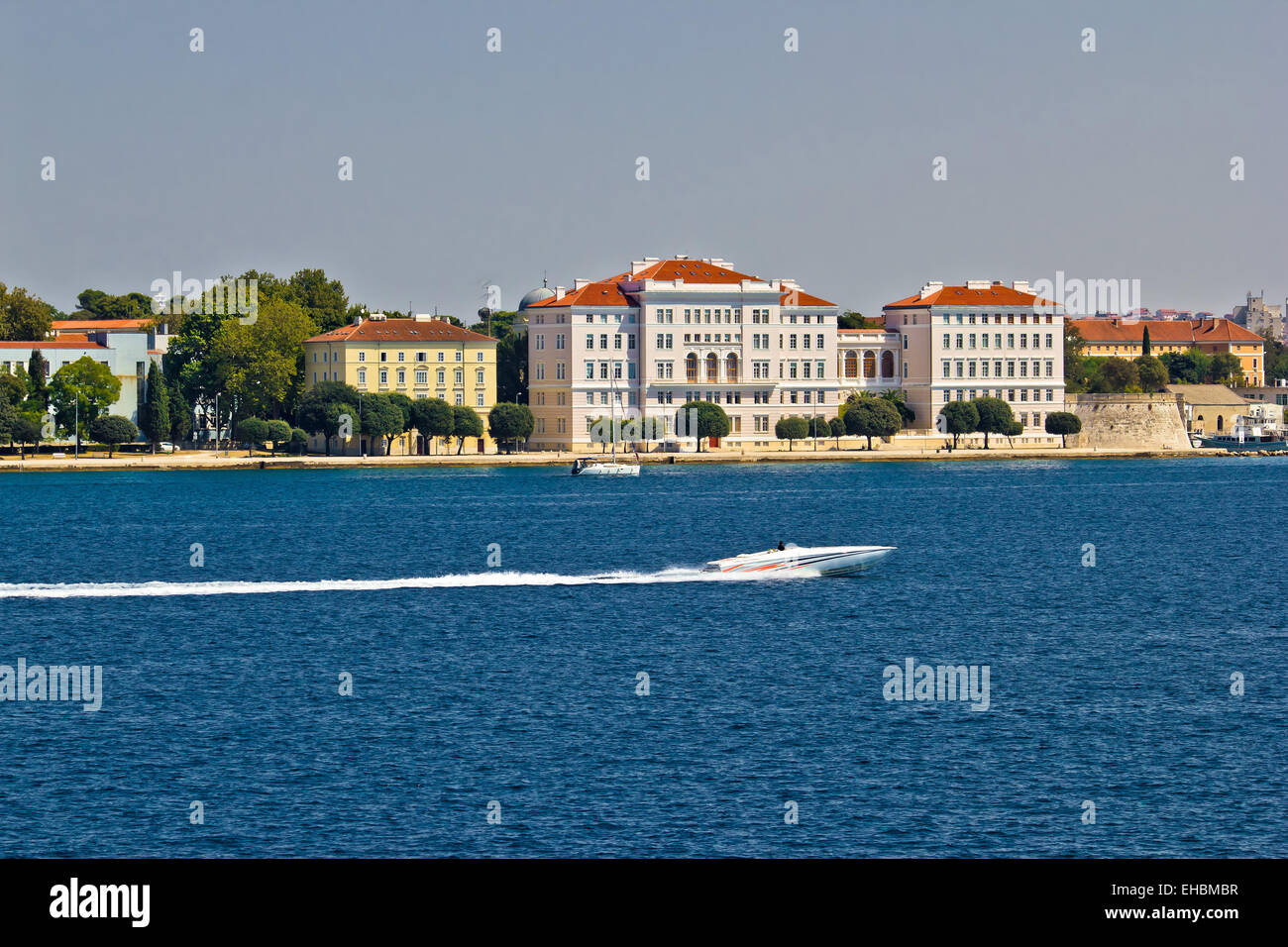 Zadar Halbinsel Waterfront mit Motorboot Stockfoto