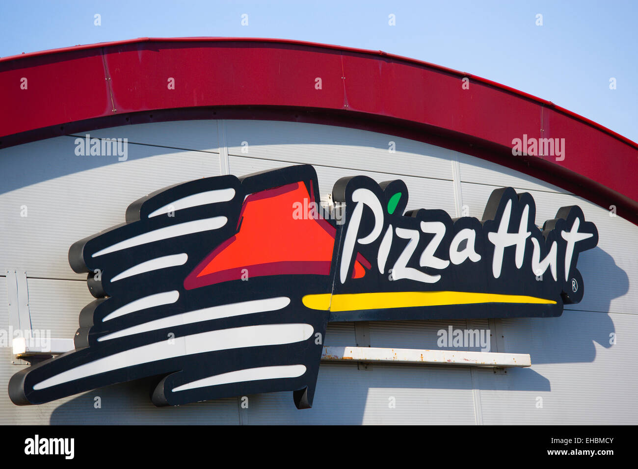 Märkte, Lebensmittel, Restaurants, Pizza Hut Zeichen an der Seitenwand eines Restaurants. Stockfoto