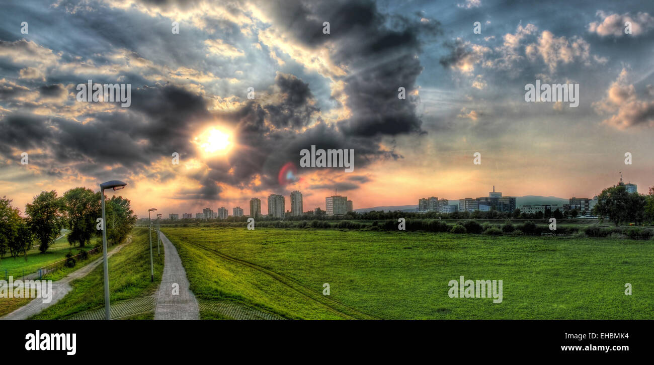 Sava Fluß Bank unter dramatischen Himmel Stockfoto