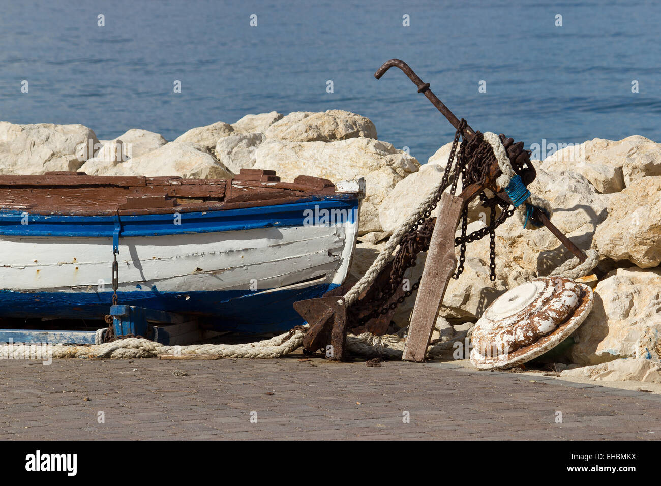 Alten Holzboot und rostigen Anker Stockfoto