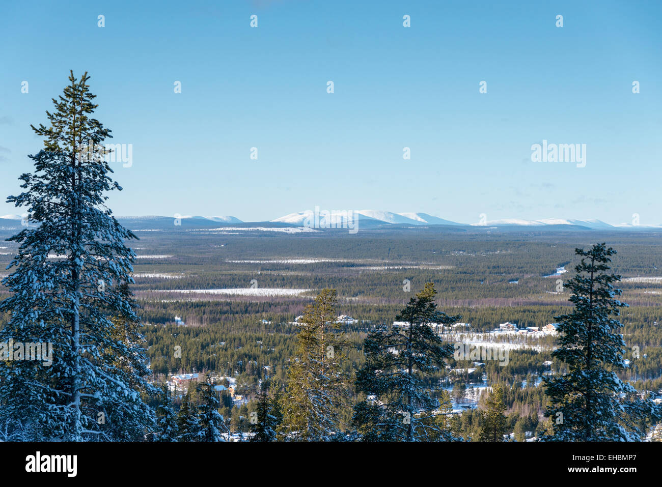 Eine hohe Ebene Landschaftsansicht Schnee begrenzt Berge und Landschaft um Levi Lapland Finnland in der Wintersonne. Stockfoto