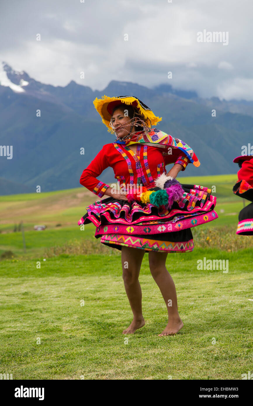 Traditionelle Inka-Tänzer in Tracht, Inka-Terrassen von Moray, Region Cusco, Urubamba Provinz, Bezirk von Machu Picchu, Peru Stockfoto