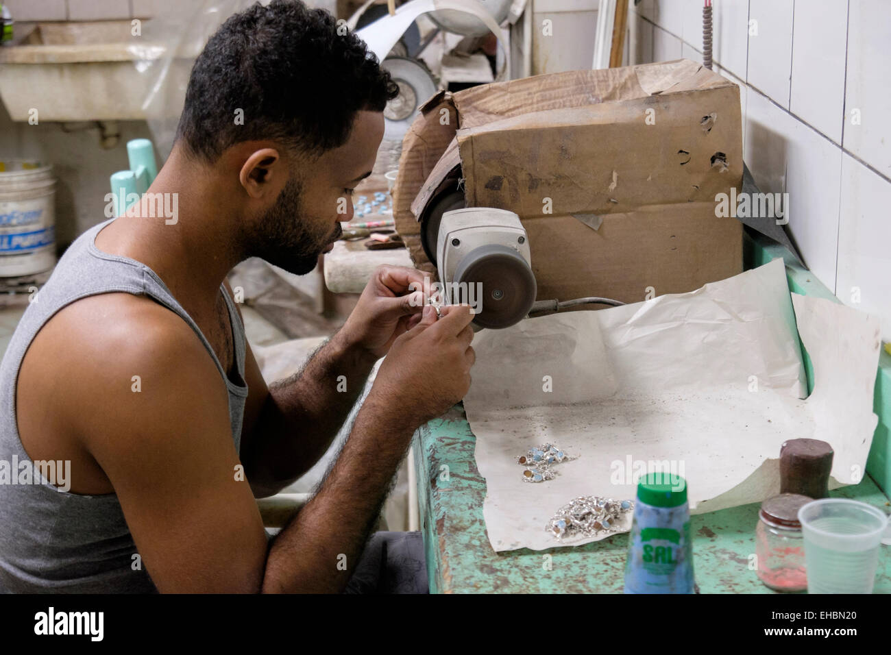 Ein Handwerker vor Ort Arbeiter macht Larimar Schmuck in Amber-Werkshalle. Puerto Plata, Dominikanische Republik, Karibik Stockfoto