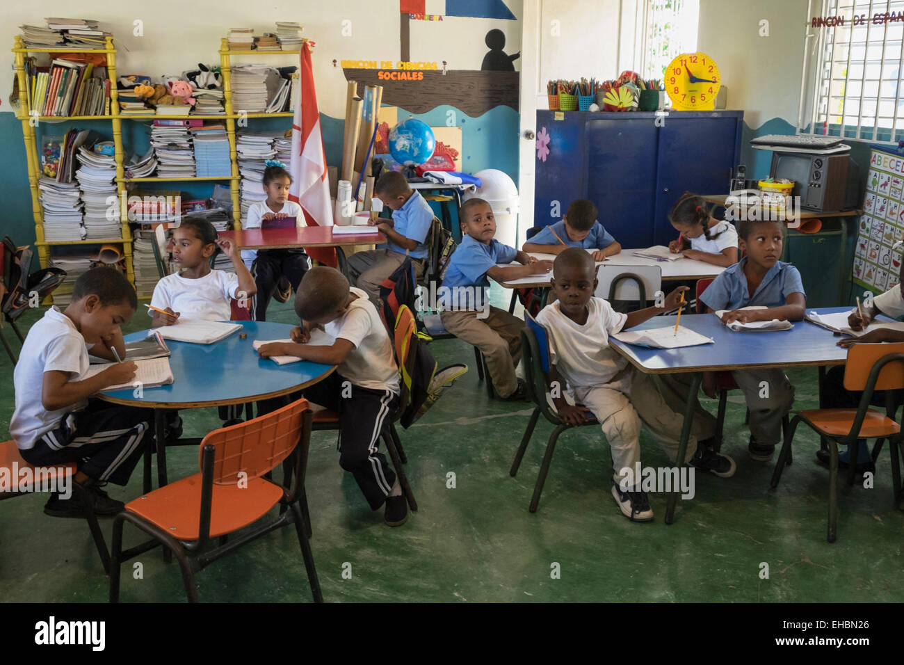 Grundschulkinder studieren in einem Klassenzimmer der Dorfschule in der Nähe von Puerto Plata, Dominikanische Republik, Karibik Stockfoto