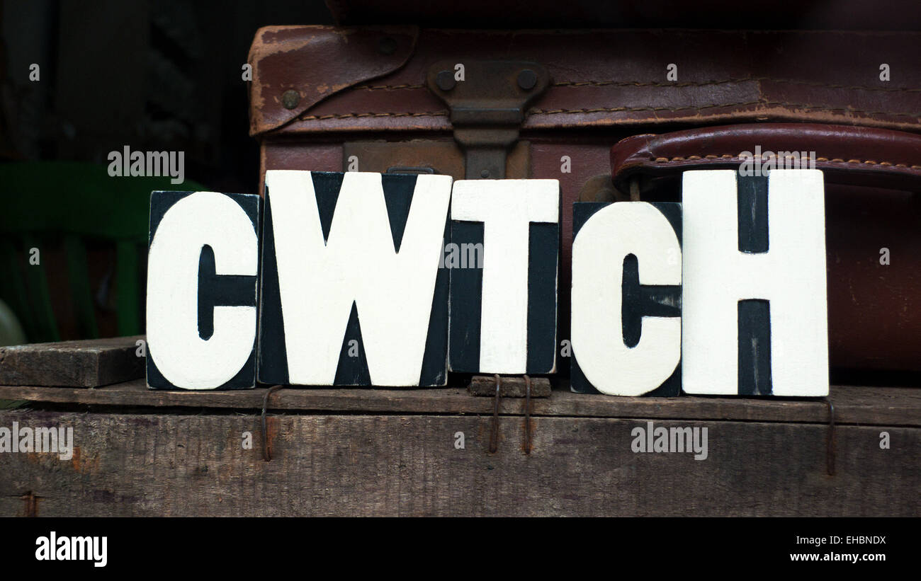 Cwtch Welsh Sprache Wortzeichen in einem Schaufenster In Wales UK KATHY DEWITT Stockfoto