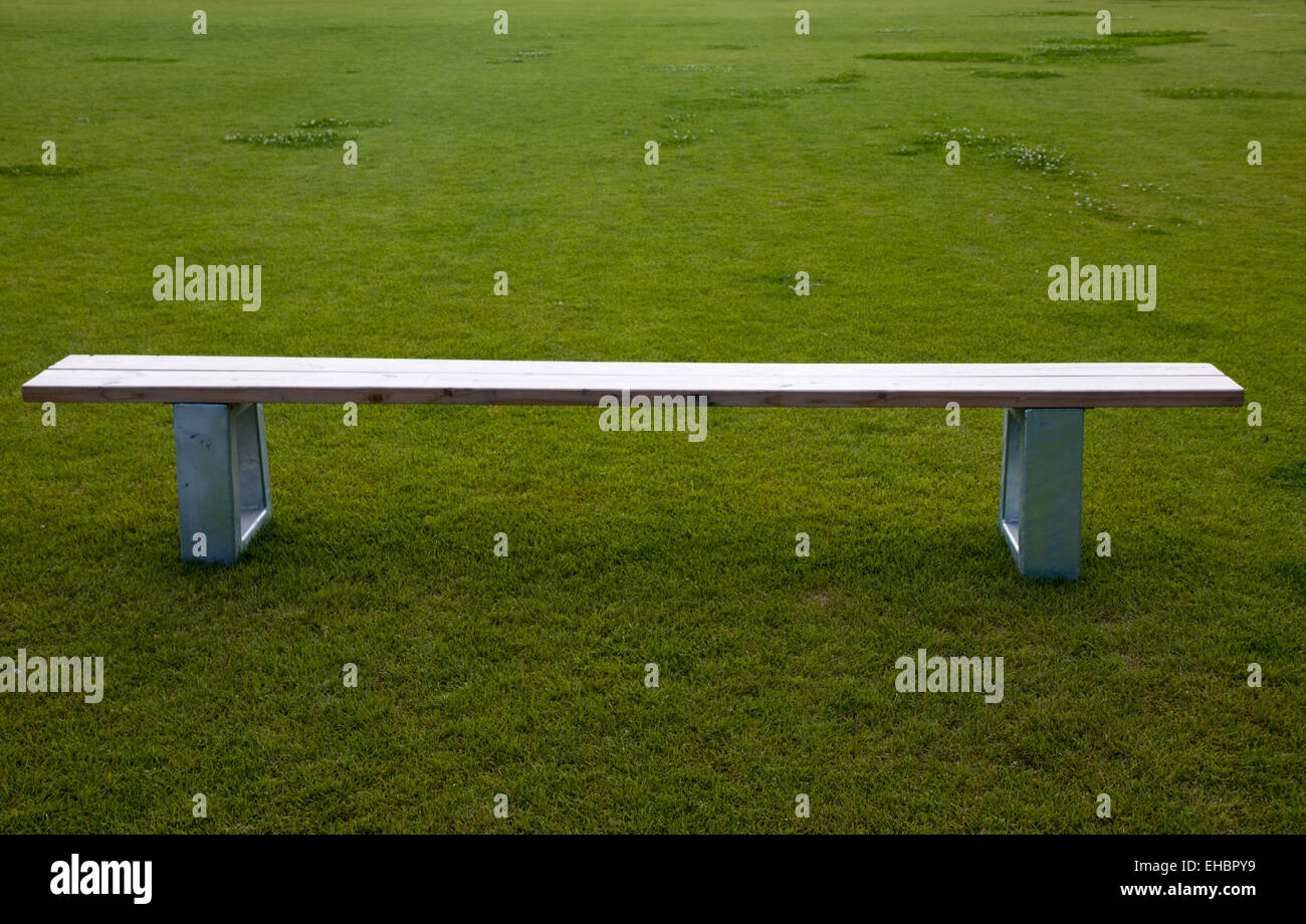 Bank auf dem Fußballplatz Stockfoto