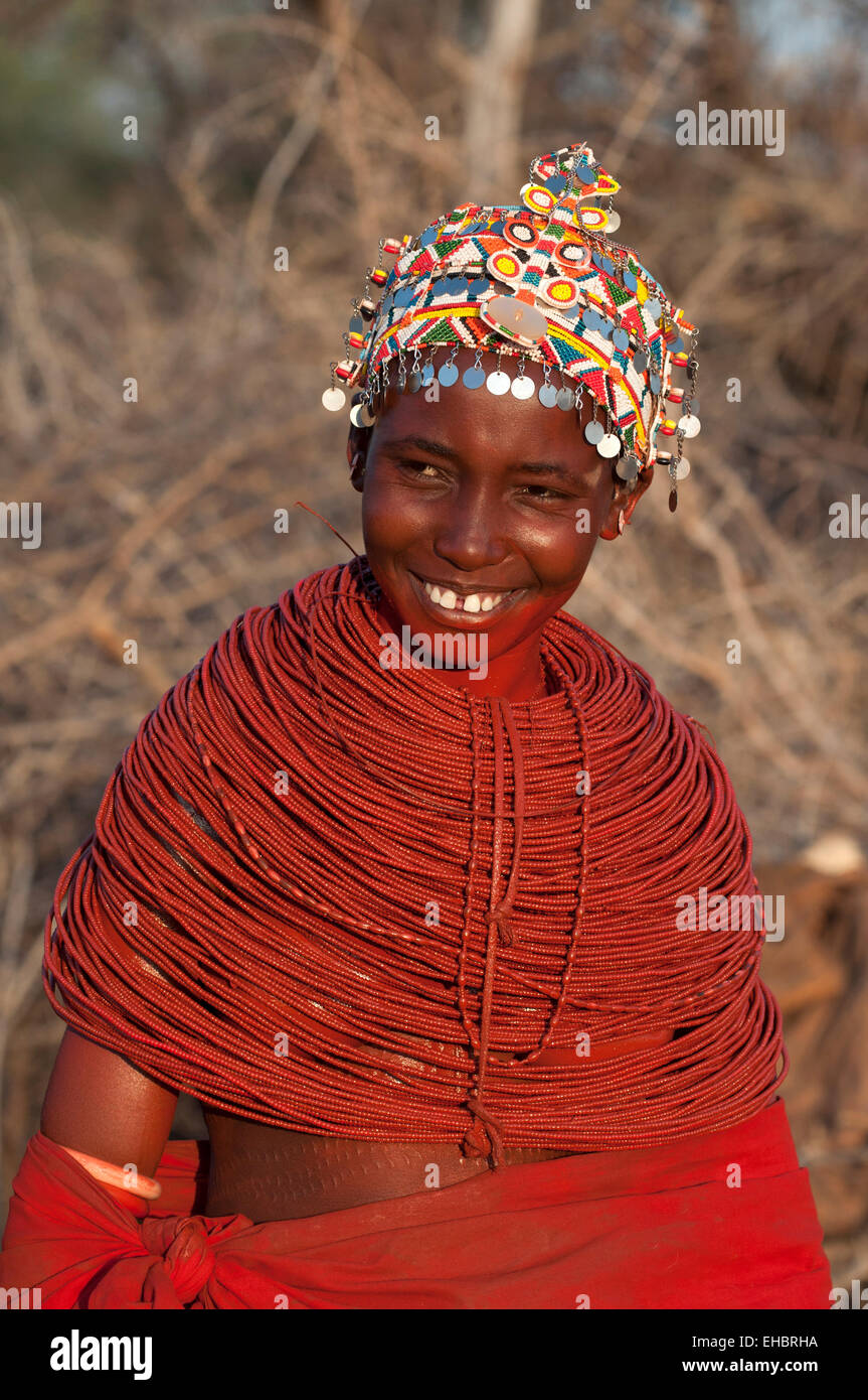 Lächelndes Samburu Mädchen mit riesigen Perlenketten und Kopfschmuck, Bogenschütze's Post-Bereich, Kenia Stockfoto