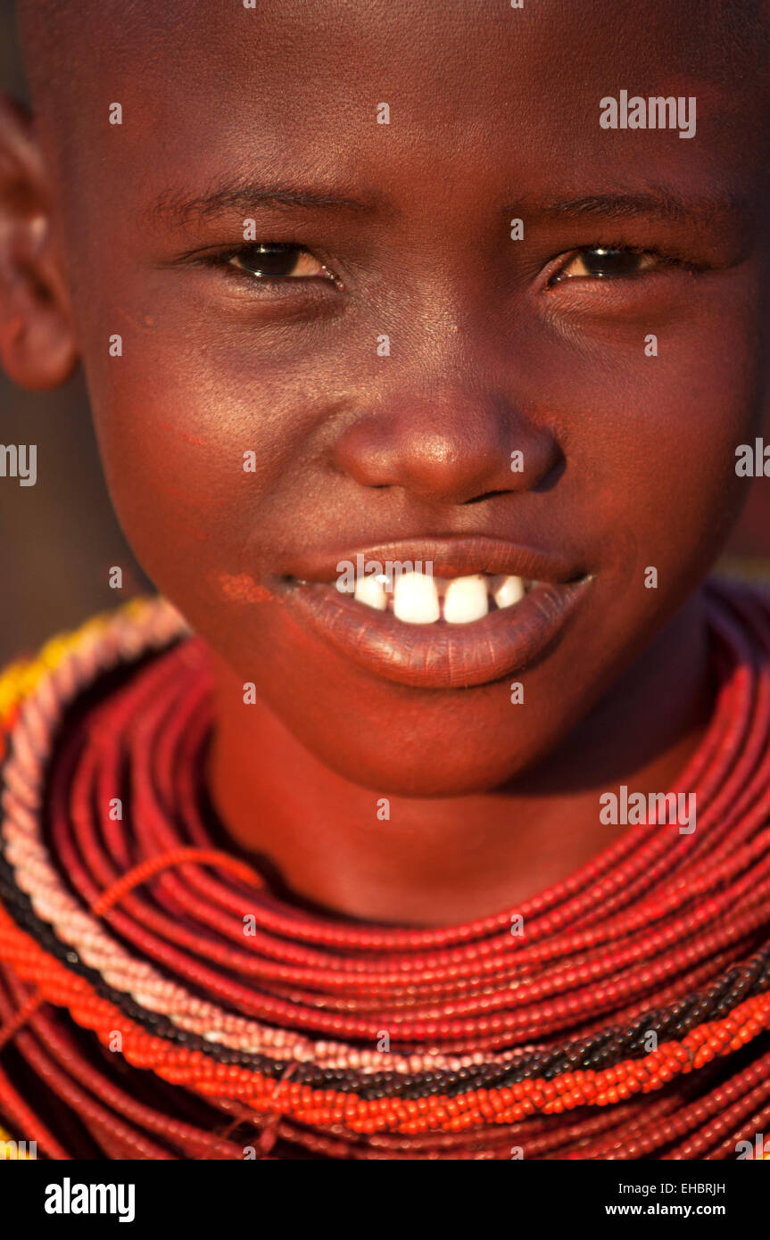 Close-up mit einem lächelnden Samburu junges Mädchen mit Perlenketten, Archer's Post, Kenia Stockfoto