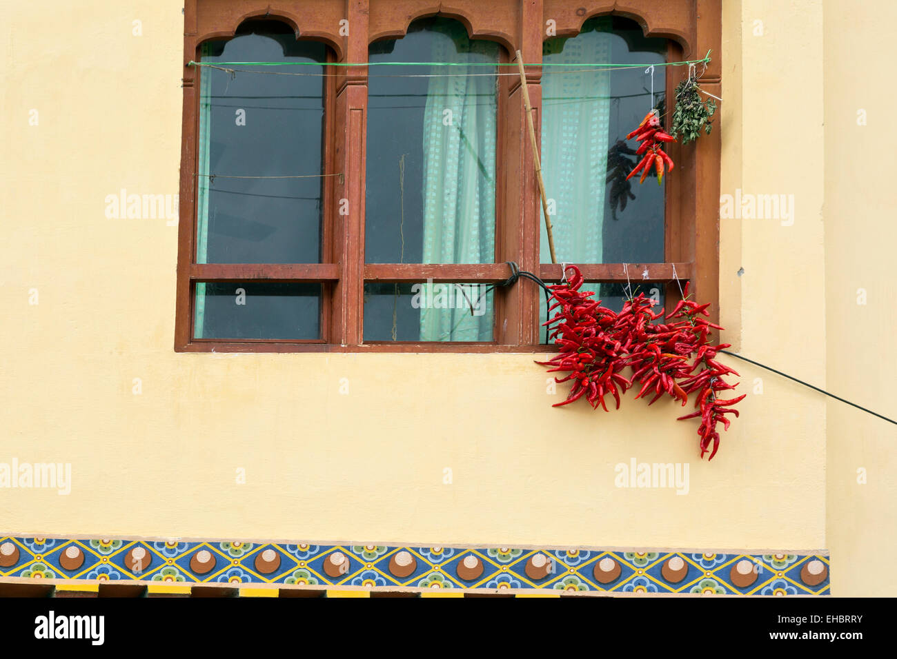 BU00305-00... BHUTAN - Paprika und Kräuter trocknen aus einem Fenster der Wohnung in der Stadt Paro. Stockfoto