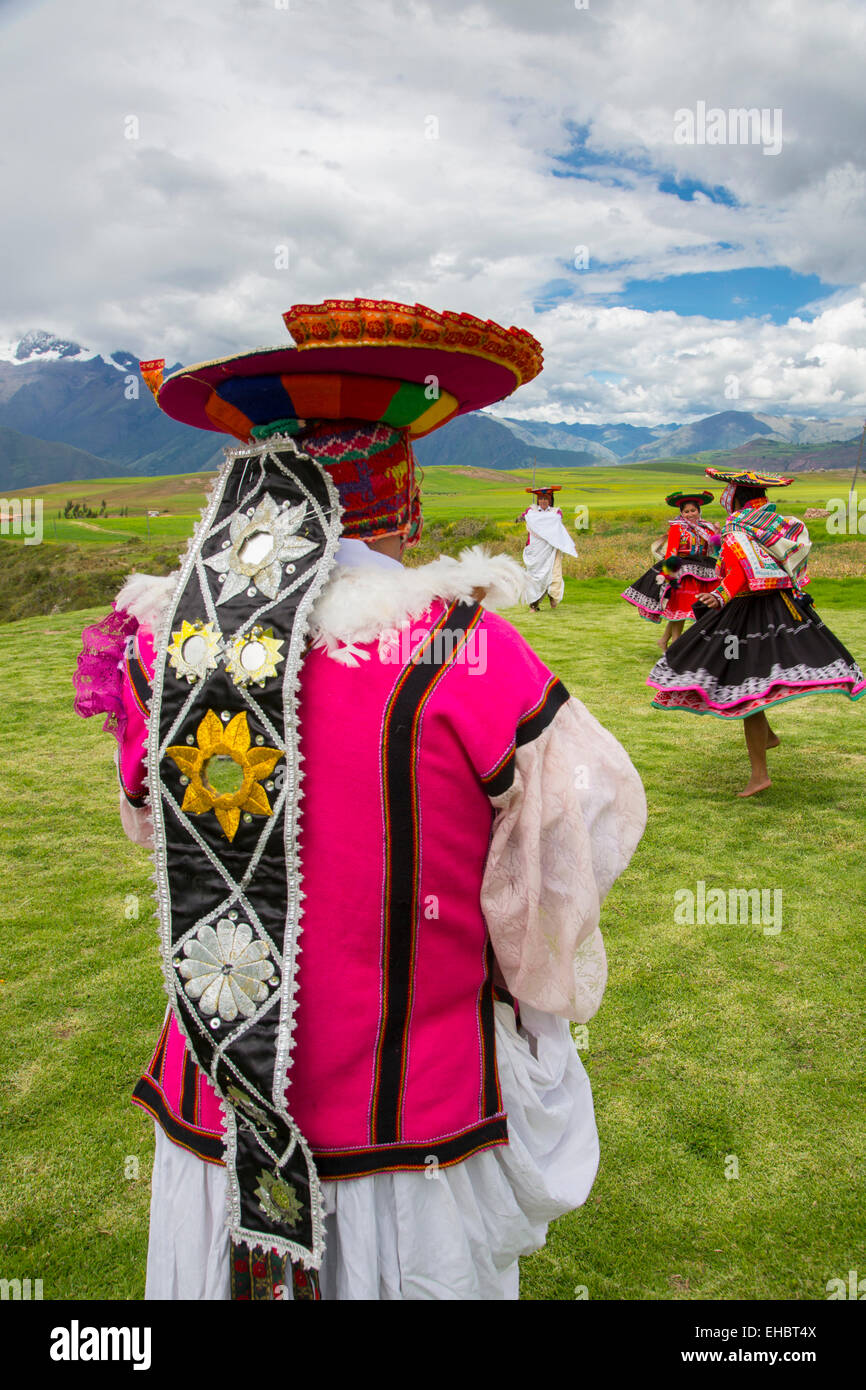 Traditionelle Inka-Tänzer in Tracht, Inka-Terrassen von Moray, Region Cusco, Urubamba Provinz, Bezirk von Machu Picchu, Peru Stockfoto