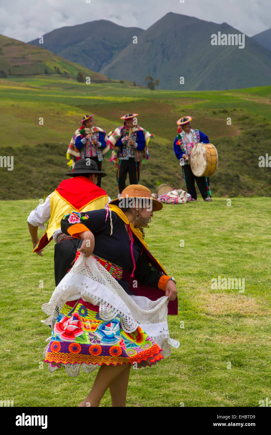 Traditionelle Inka-Tänzer in Tracht, Inka-Terrassen von Moray, Region Cusco, Urubamba Provinz, Bezirk von Machu Picchu, Peru Stockfoto